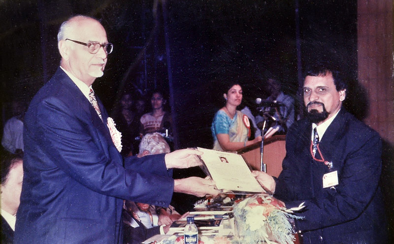 Best Science propagator award being received by Dr Ranjan Garge at the hands of Dr. Anand Karve during 38th All India Marathi Vidnyan Parishad Convention held at Thane , on 20th December 2003