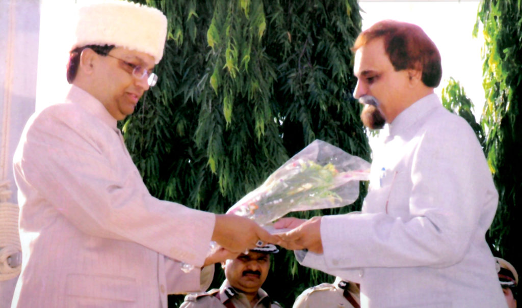 Rajeev Gandhi prashasakiya gatimanata abhiyan , Government of Maharashtra . 1st Prize of 5 Lakh rupees being received by Dr Ranjan Garge ,Principal , Government College of Arts and Science , Aurangabad. At the hands of Divisional Commissioner Mr. Sanjay Kumar on 9th May 2007 .